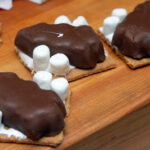 CHOCOLATE DIPPED GRAHAM CRACKERS STUFFED WITH MARSHMALLOW & REESE’S PEANUT BUTTER CUP TREES!