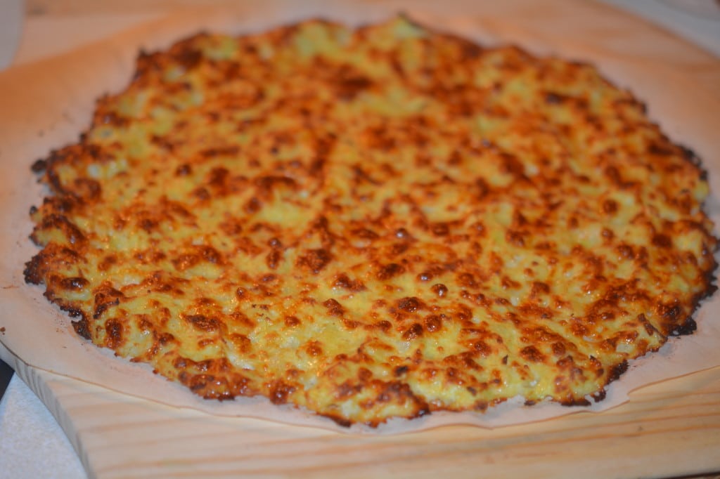 cauliflower pizza with sausge and kale chips