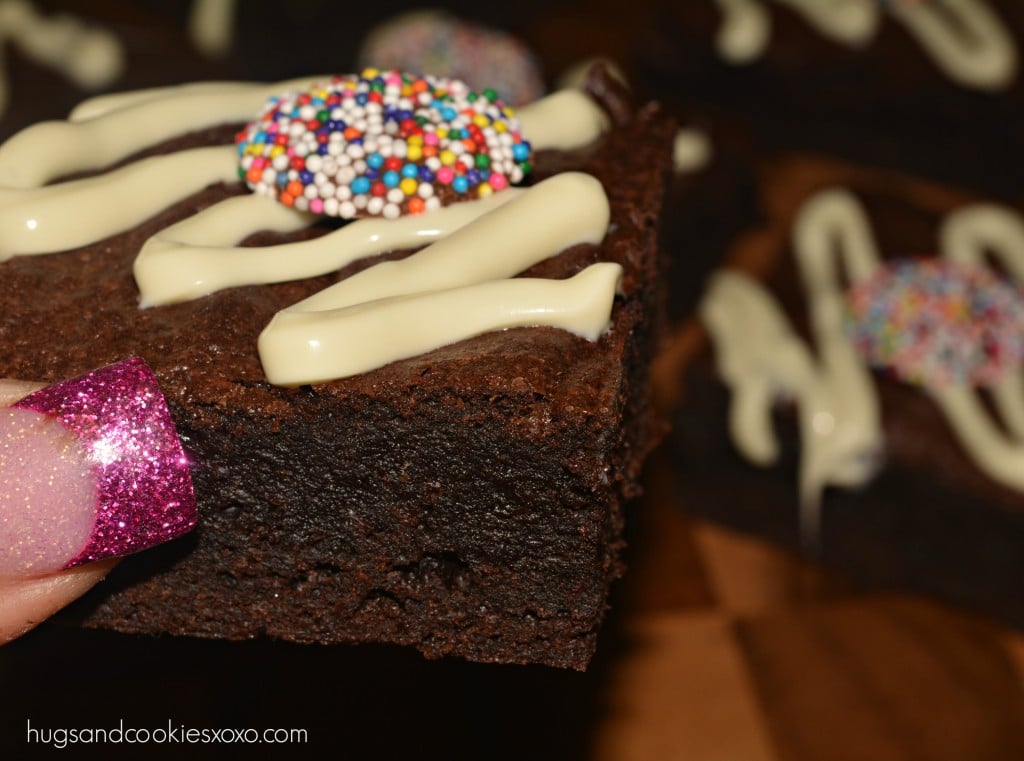 chocolate-brownies-with-a-white-chocolate-drizzle-hugs-and-cookies-xoxo