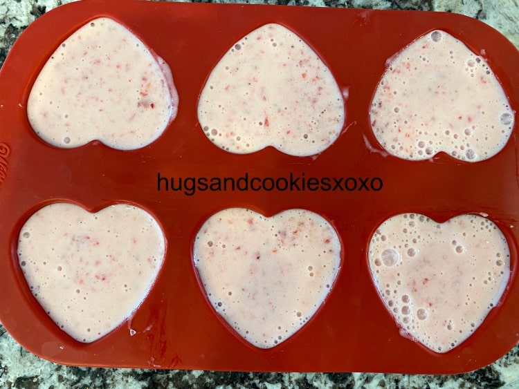 https://hugsandcookiesxoxo.com/wp-content/uploads/2020/07/silicone-mold-for-dog-treats.jpg